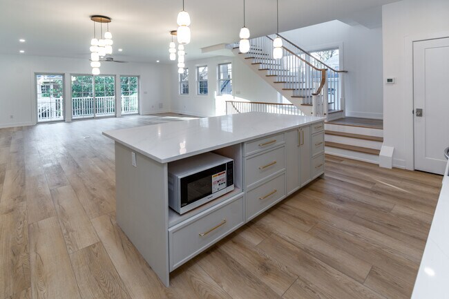 Building Photo - 17 Wilson St