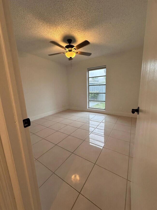 Building Photo - 47 SE 13th St