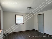 Building Photo - 10 Pine Path Ln