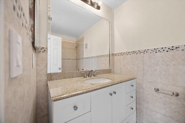 Building Photo - 5540 Lakewood Cir S