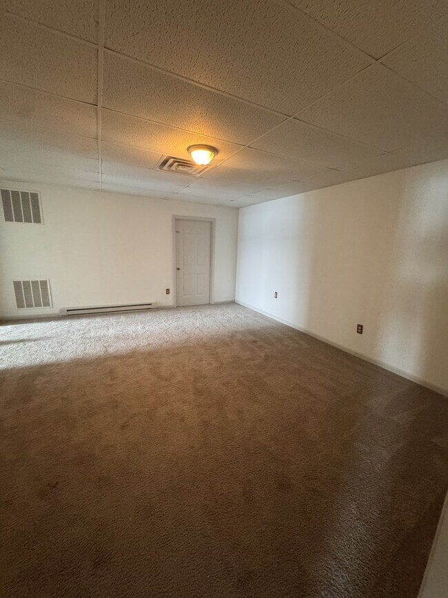 Building Photo - 643 S Wood St