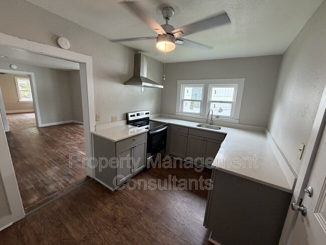 Building Photo - 1034 N Royal Ave