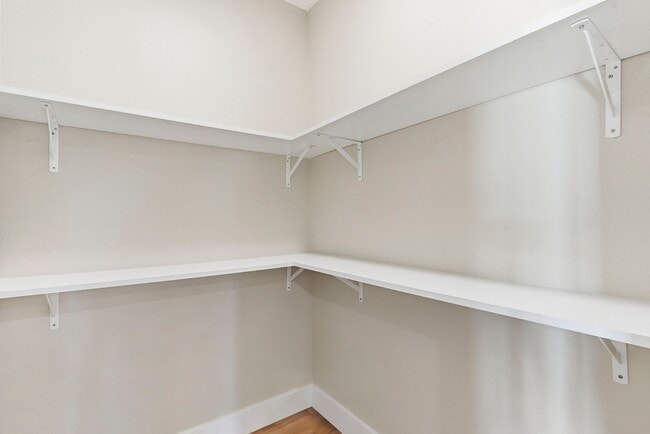 Building Photo - 1342 E Blaine St