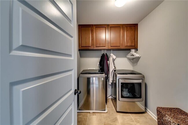 Building Photo - 2216 Golden Eagle Dr