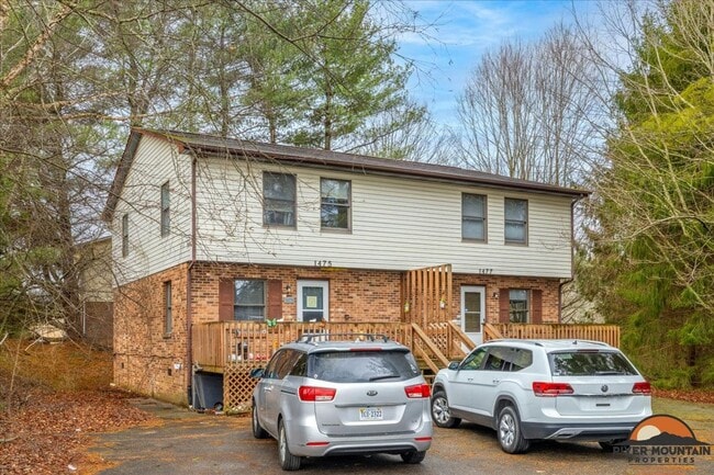 Building Photo - Two-Story Duplex in Excellent Blacksburg Location