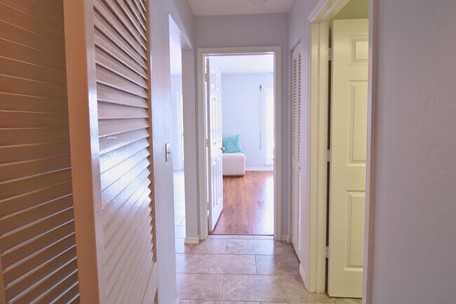 Building Photo - FURNISHED LONG TERM OR SEASONAL RENTAL WALKING DISTANCE TO MERCATO