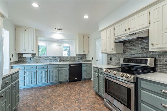 Building Photo - 3300 Wells Dr