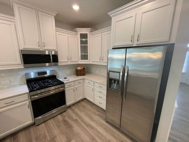 Building Photo - MOVE IN READY! Amazing end-unit townhome