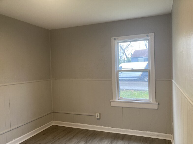 1st Bedroom - 1 Lamar Dr