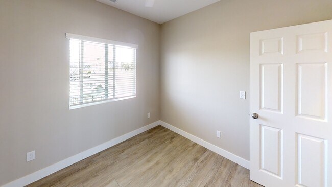 Building Photo - 5121-5123 E Falls View Dr
