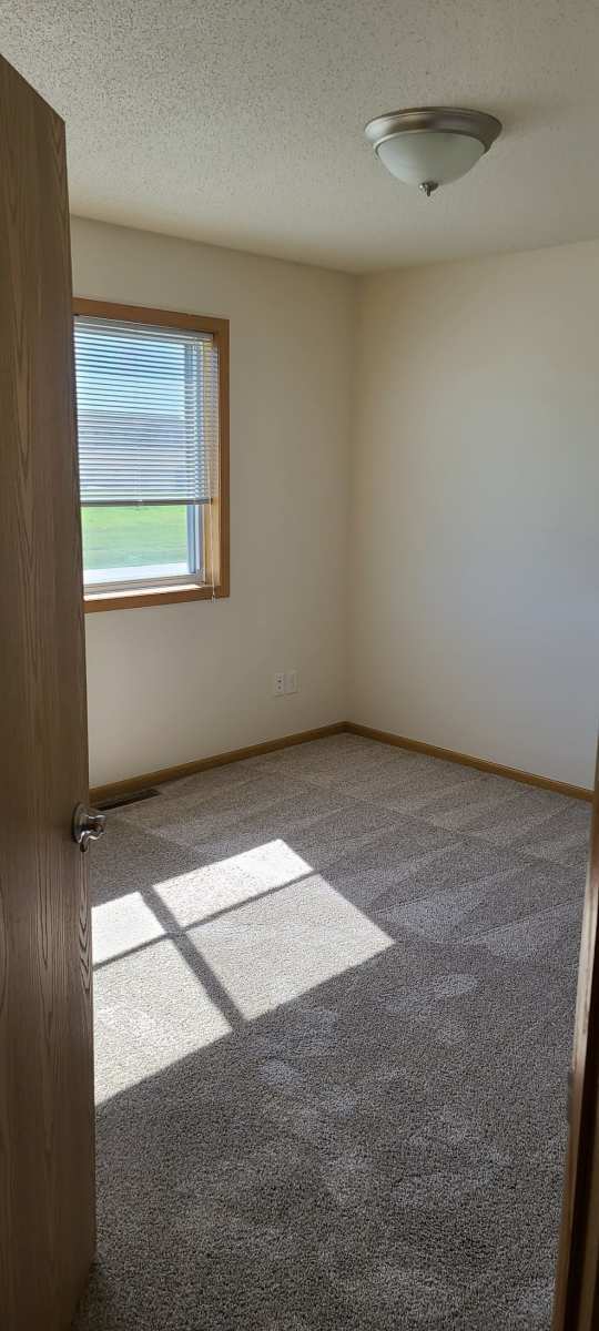 Building Photo - 4262 Estate Dr S