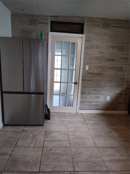 Building Photo - 527 W 6th St