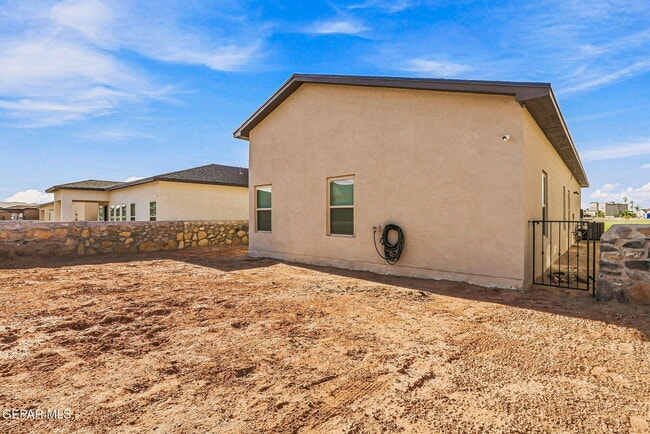 Building Photo - 7420 Norte Vly Ln