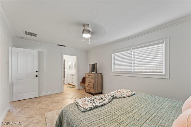 Building Photo - 2473 Poinciana St