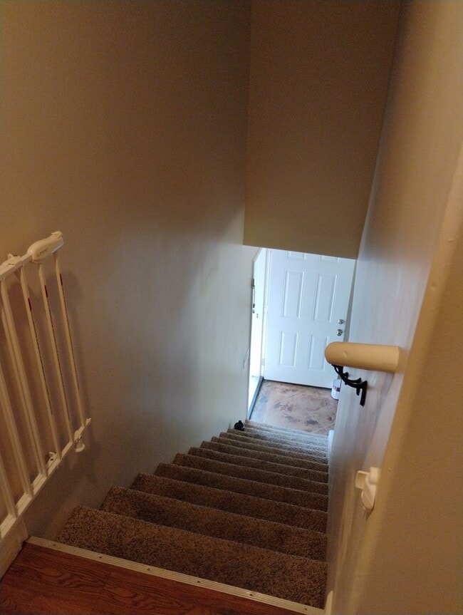 Building Photo - Like new 4 BR/3 Full Baths