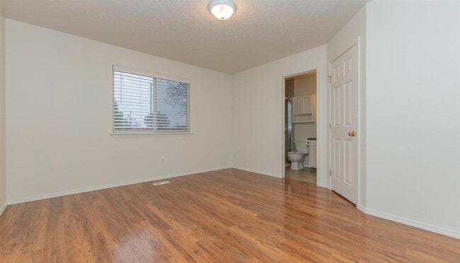 Building Photo - Welcome to this spacious 5-bedroom, 2-bathroom home in Nampa, ID