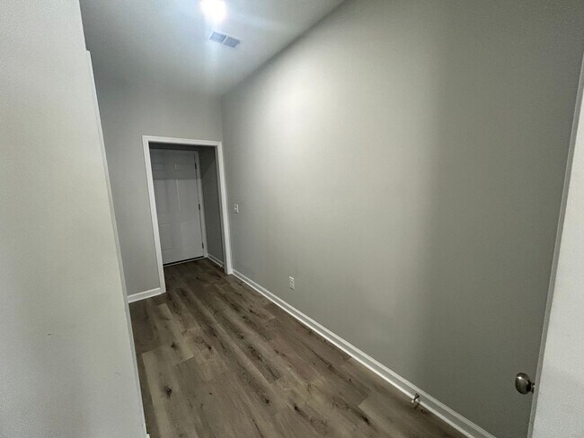 Building Photo - $1995  a Month For Lovely Duplex in Historic Melrose Heights