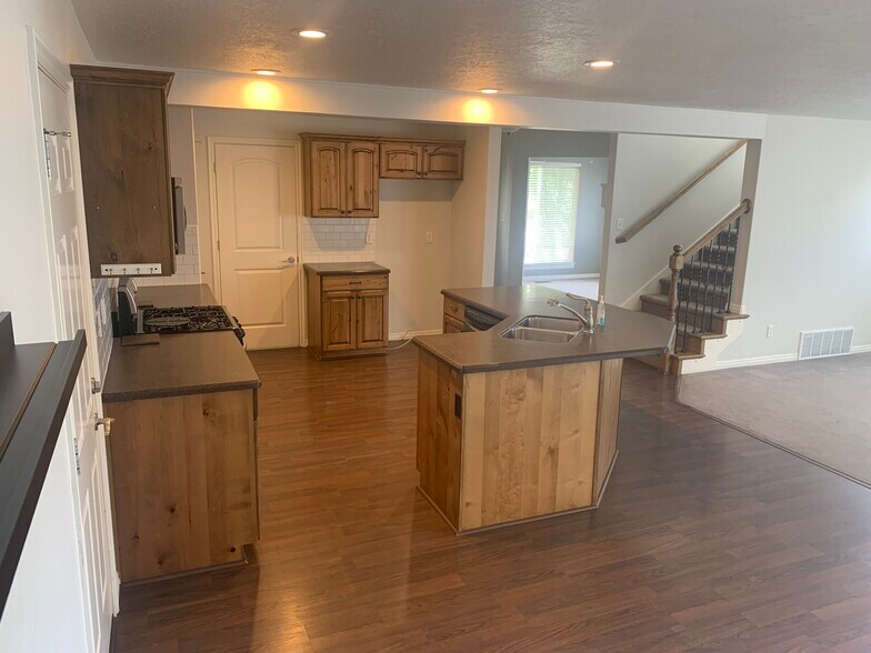 Building Photo - 807 E 10 S