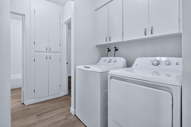 Building Photo - 2bd, 1b Cozy Home awaits in Boise Bench!