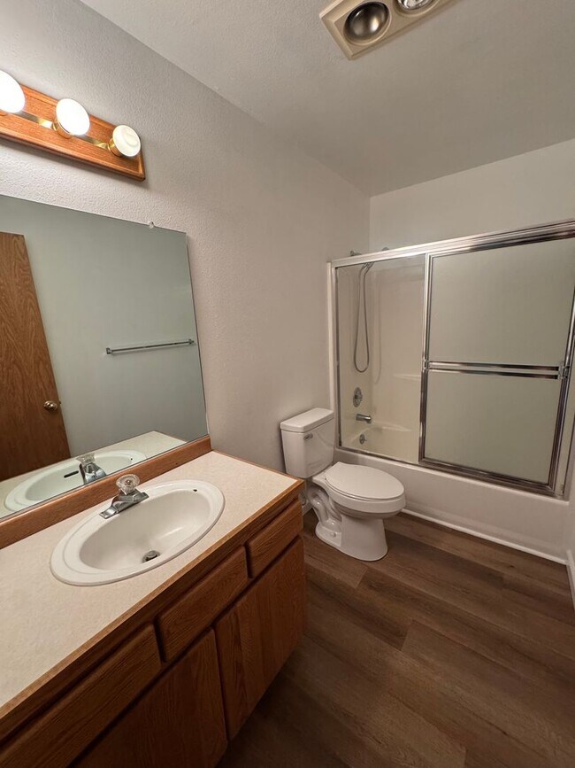 Building Photo - Hucrest 3 bedroom 2 bath home with garage