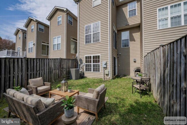 Building Photo - 735 Parev Way