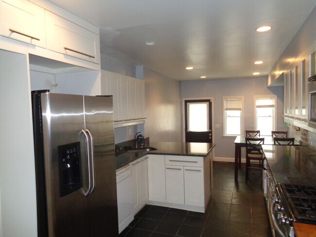 Building Photo - 2727 Hudson St