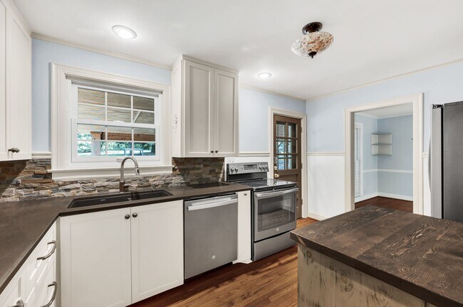 Building Photo - 5040 Stillwood Dr