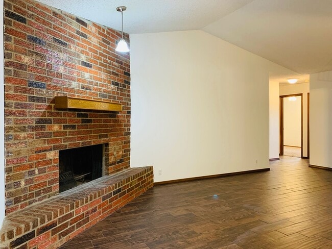 Building Photo - 3 Bed | 2 Bath | 2 Car Garage - Duplex - UNDER $1000 per month - Putnam City Schools