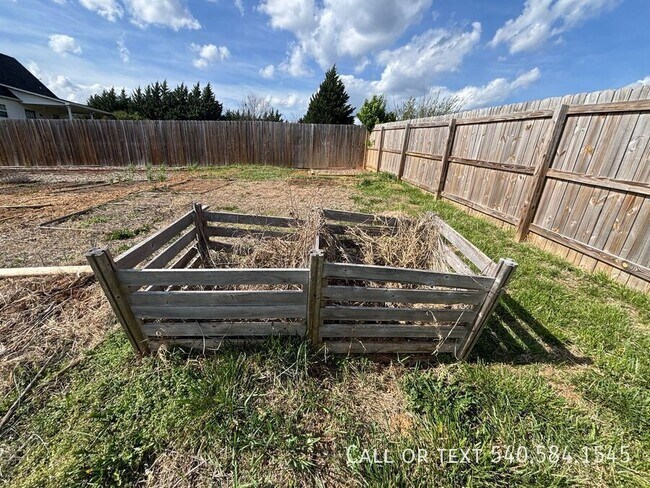 Building Photo - 3615 Ellen Dr