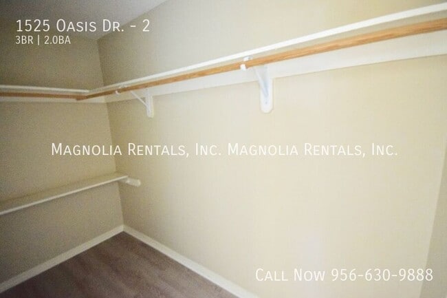 Building Photo - 1525 Oasis Dr