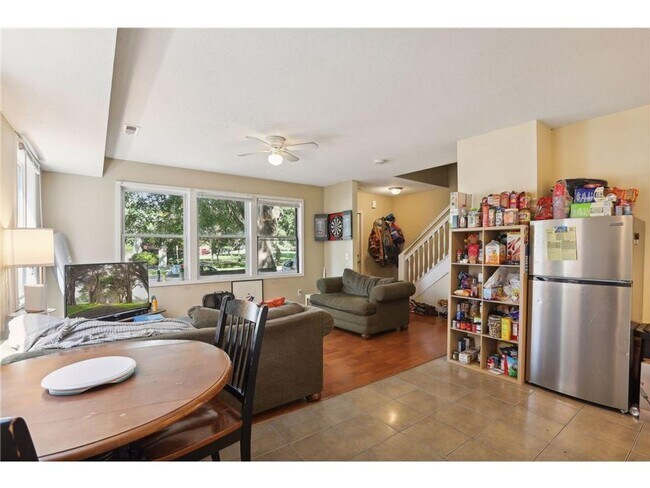 Building Photo - LOCATION LOCATION LOCATION! 5BD / 2BA Available 9/1/26!