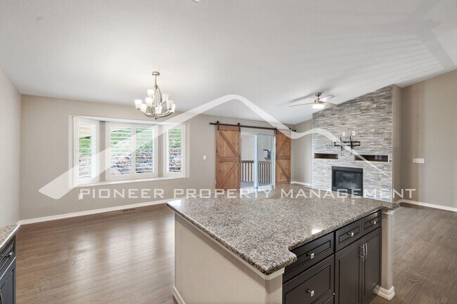 Building Photo - Stylish Townhouse 2bed / 2bath, 2 car garage and AC in Gated Community Near Powers Corridor