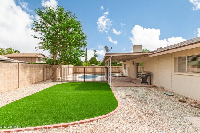 Building Photo - 8308 E Buena Terra Way