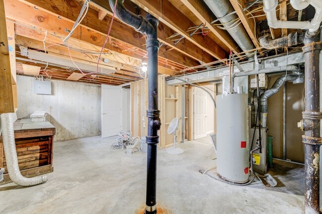 Building Photo - 3 bedroom 2 bath house with attached garage.