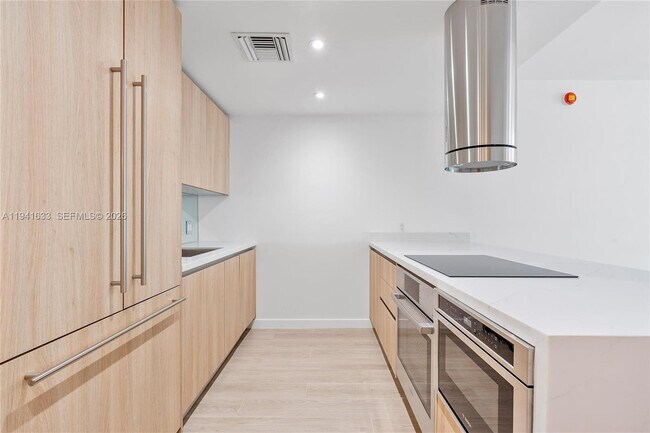 Building Photo - 9901 W Bay Harbor Dr