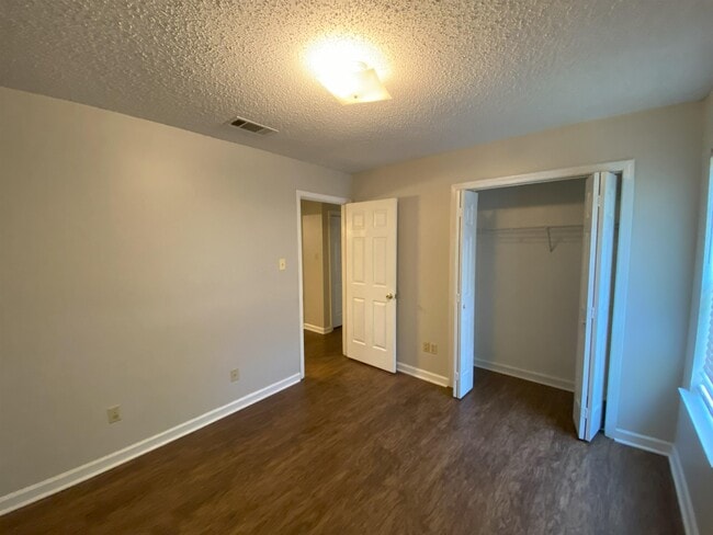 Building Photo - 6607 Sungate Dr S