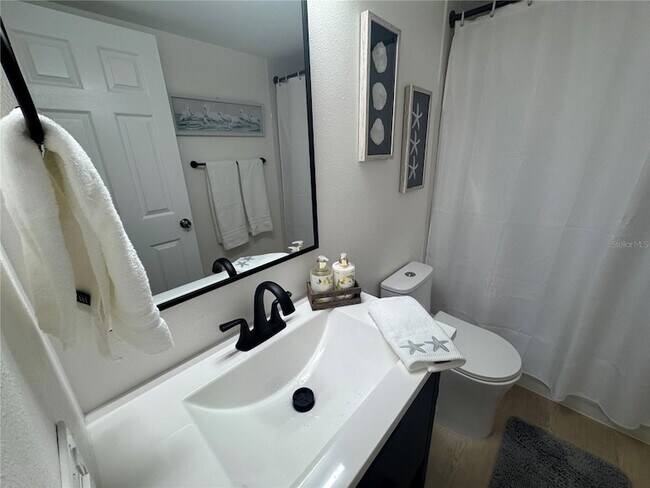 Building Photo - 2571 Cyprus Dr