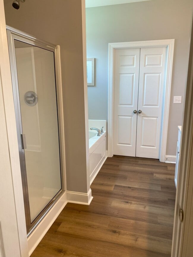 Building Photo - 3 Bed/3 Bath with 2 Bonus Rooms!!!