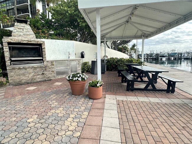 Building Photo - 1925 Brickell Ave