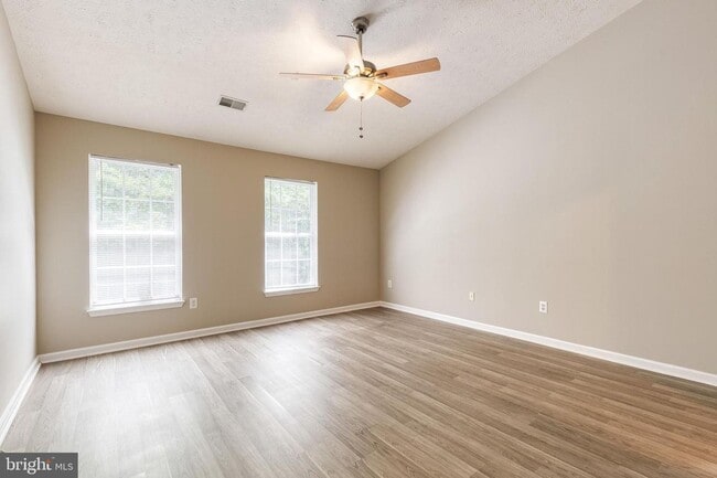 Building Photo - 2 bed 2 bath condo in sought after Piney O...