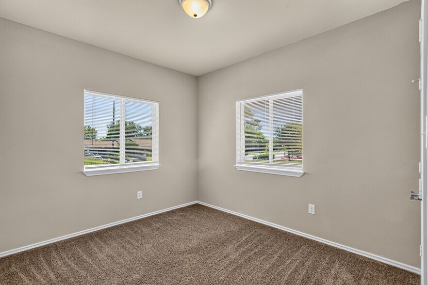 Building Photo - 516 E Hazelwood St