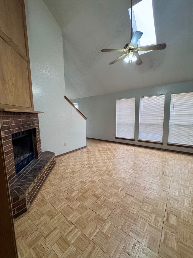 Building Photo - 2 bed, 2 bath, 2 car garage