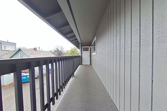 Building Photo - 1 Bedroom Apartment ~ Close to Campus ~ Sm...