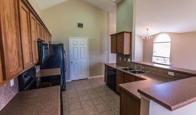 Building Photo - AVAILABLE NOW! - 2 WEEKS FREE (SECTION 8 A...