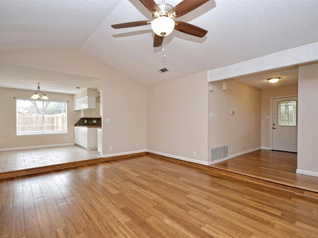 Building Photo - "Charming 3-Bedroom Retreat with 2 Baths i...