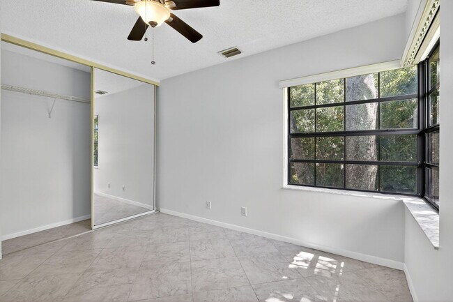 Building Photo - 5475 Verona Dr