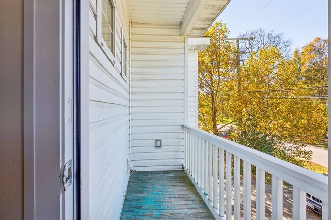 Building Photo - Chic's Beach Updated Rental!