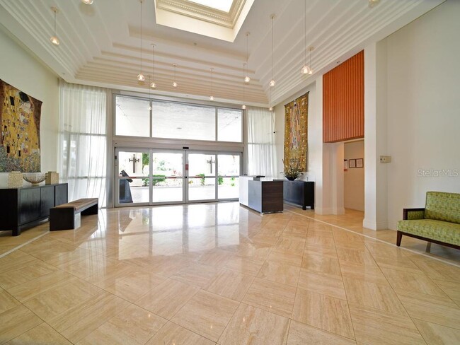Building Photo - 2425 Gulf of Mexico Dr
