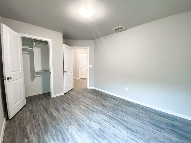 Building Photo - MOVE IN SPECIAL! Luxurious Duplex in Frenship ISD!