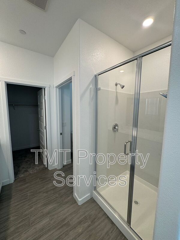 Building Photo - 867 Lk Pk Cir